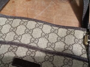 修理前のグッチトートバッグの開口部縁革のスレ
