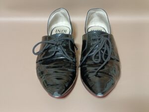 修理前のラボキゴシのエナメルシューズ