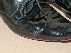 修理前のラボキゴシのエナメルシューズサイドのひび割れ