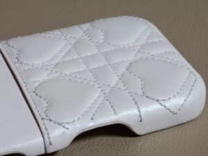 修理前のディオールスマホケースの黒ずみ