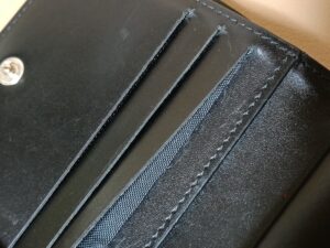 修理後のメゾンマルジェラの財布ポケットの内側