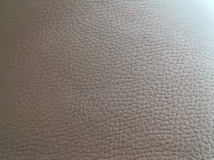 ボールペン跡を除去したカリモクソファの肘掛け