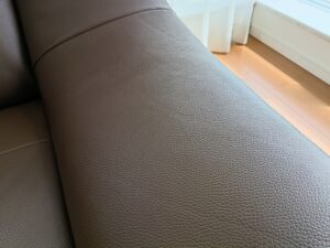 修理後のカリモクソファの肘掛け
