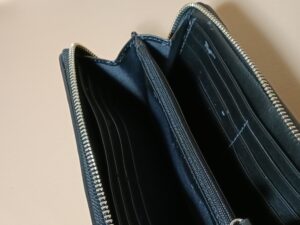 修理前のコーチ財布の劣化した内装