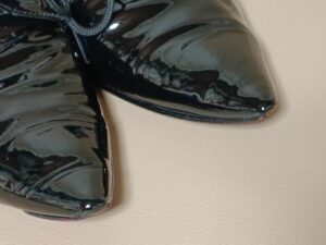 剥がれ修理後のラボキゴシのエナメルシューズのつま先