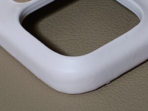 傷修理後のディオールスマホケースのコーナー部分