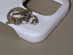 表皮剥がれ修理後のディオールスマホケースのコーナー部分