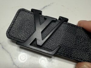 【ルイ・ヴィトンベルト修理】バックルの折れてしまったギボシを交換