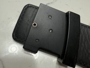 修理前のルイ・ヴィトンベルトバックルの折れたギボシ部分
