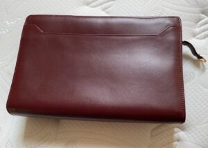 カスタマイズ前のカルティエのクラッチバッグ背面