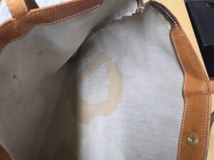 修理前のセリーヌのトートバッグの内装の汚れ