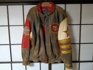 【革ジャケット修理】傷みの激しいスタジャンを着用できる状態に修復！