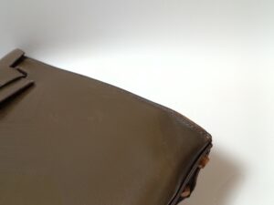 修理前のエルメスケリーバッグのコーナーのシミ