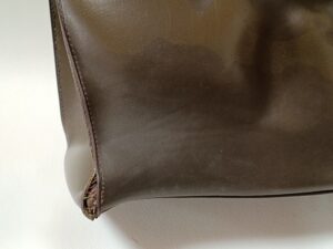 修理前のエルメスケリーバッグの変形による縫製破れ