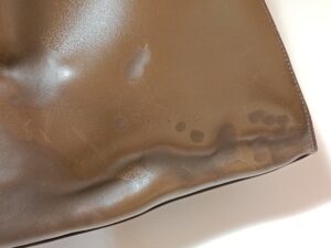 修理前のエルメスケリーバッグのシミと変形