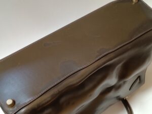 修理前のエルメスケリーバッグ底面のシミ