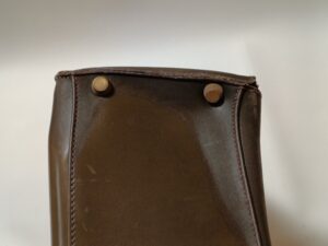 修理前のエルメスケリーバッグ底面の変形