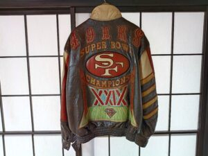 修理後の革のスタジアムジャンパー背面