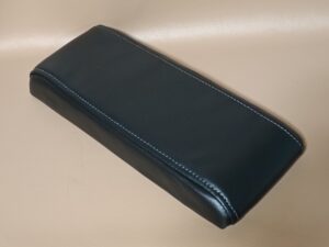 修理後の自動車のアームレスト