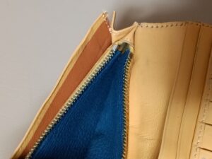 修理前のブルガリ長財布小銭入れの内装