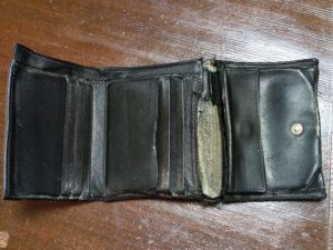 修理前のプラダ３つ折り財布の内側