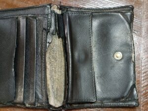 修理前のプラダ財布小銭入れの傷み