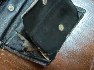 修理前のプラダ財布小銭入れ周辺の革の剥がれ