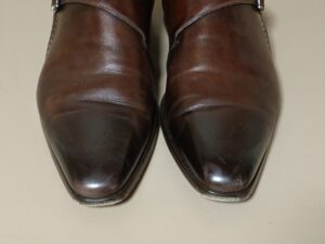 修理前の革靴のつま先の傷