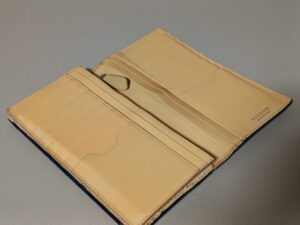 修理後のブルガリ長財布の内側