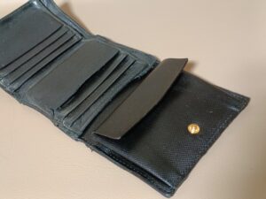 修理後のプラダ三つ折り財布の小銭入れ