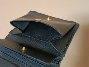 革交換修理後のプラダ財布の小銭入れ部分