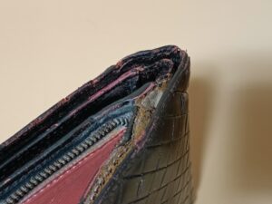 修理前のボッテガ・ヴェネタ2つ折り財布コーナーの革の欠損