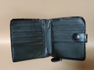 修理前のボッテガ・ヴェネタ2つ折り財布内側