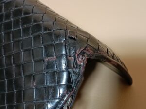 修理前のボッテガ・ヴェネタ2つ折り財布折れ曲がる部分の損傷