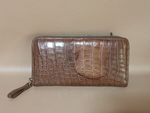 【クロコダイル革財布修理】アルコールのシミを濃い色へのカラーチェンジで解消！