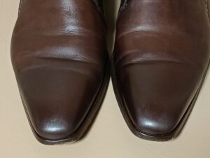 スレ傷修理後の革靴のつま先