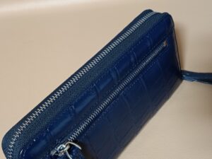 カラーチェンジ修理後のクロコダイルレザーの長財布斜めビュー