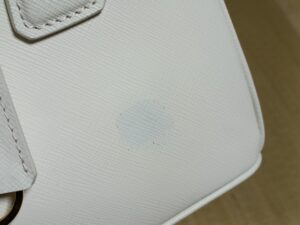 修理前のプラダガレリアミニバッグの部分的な表皮剥がれ