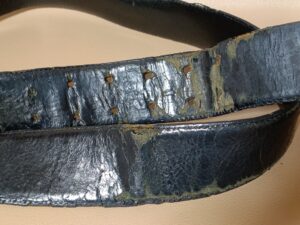 修理前のクロムハーツベルトの革の劣化