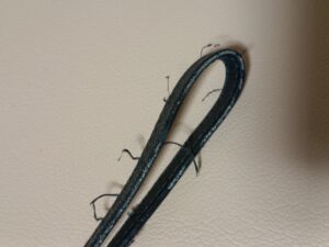 修理前のプラダストラップの糸ほつれ、スレ傷
