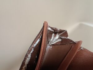 修理前のルイ・ヴィトンモノグラムコインケースの内装の剥がれ