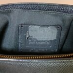 修理前のコーチバッグ内側の劣化した合皮のタグ