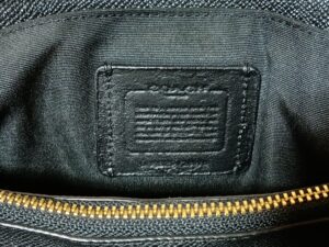 修理後のコーチのバッグ内側のタグ