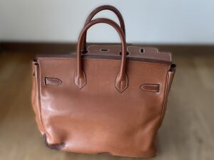 修理前の液体が染み込んで変形したエルメスのバーキン