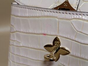 ルイ・ヴィトンクロコダイルレザーバッグのシミの拡大
