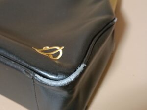 修理前のバッグコーナーの表皮剥がれ