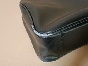 修理前のバッグコーナーの合皮表皮剥がれ