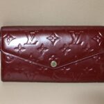 修理前のルイ・ヴィトンヴェルニの長財布