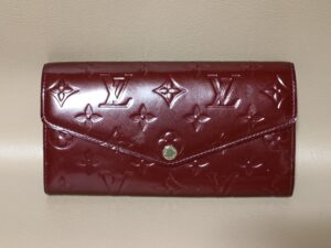 【ルイ・ヴィトン財布修理】エナメルのべたつきをマット仕上げで解消！