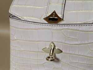 部分修理後のルイ・ヴィトンクロコダイルレザーのバッグ